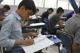 Estudiantes hacen examen en la UNI / Cortesía