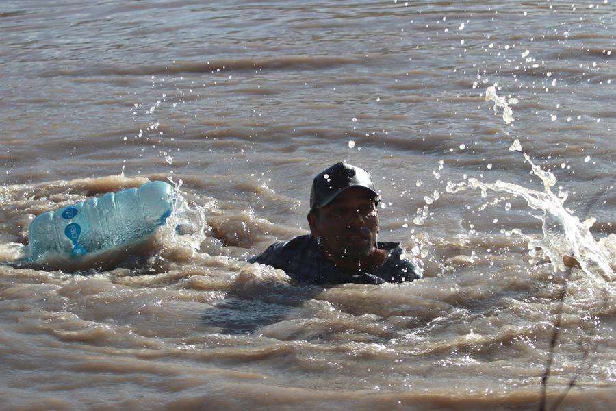 Un migrante cruza el Río Bravo, en la frontera que divide a México de los Estados Unidos, en Ciudad Juárez. /EFE