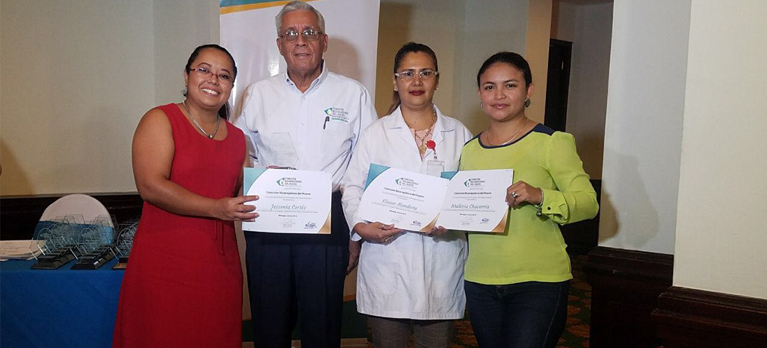 Yessenia Cortez, directora de Programación y Contenido de Vos TV y Walkiria Chavarría, periodista de Notivos, reciben este reconocimiento por la Comisión Nicaragüense del Huevo. Foto: Lía Jarquín