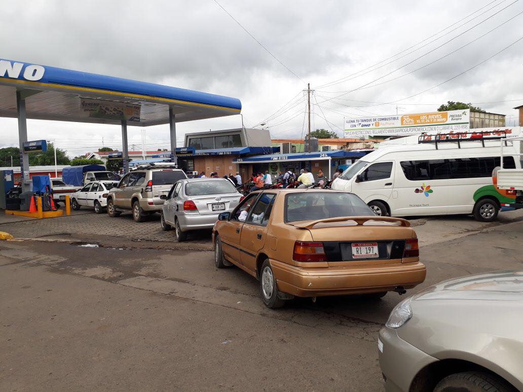 Este martes, ciudadanos de la ciudad de Rivas acudieron a las gasolineras para abastecerse de combustible. Foto: Facebook Televisión Rivense
