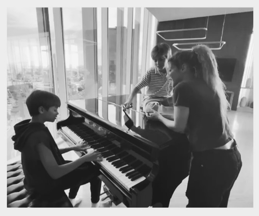 Captura de video tomada de la cuenta oficial en Instagram de la cantante Shakira./ EFE