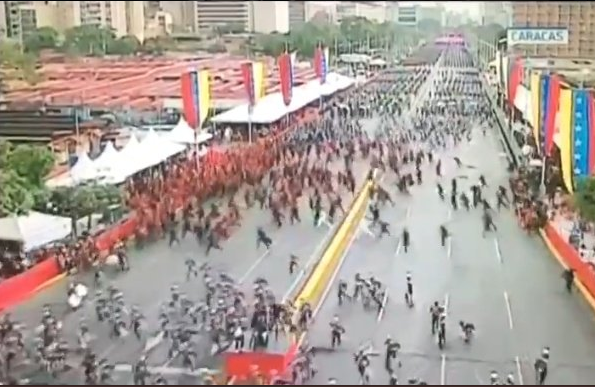 Momento en que efectivos de la Guardia Nacional de Venezuela rompen filas tras escuchar una aparente detonación