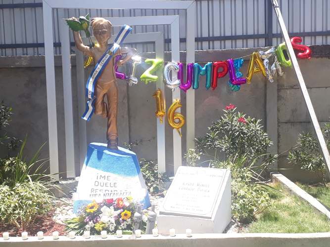 Monumento a Alvarito Conrado en el Instituto Loyola.