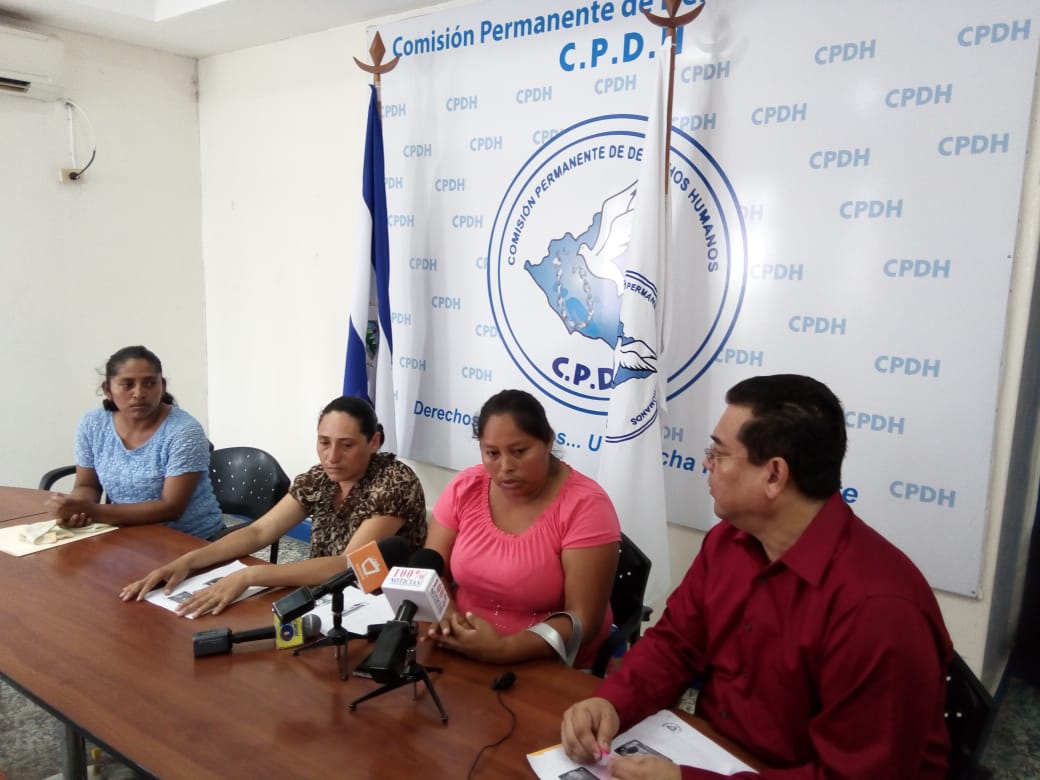 Familiares de José Ramón Carballo Ruiz y Pedro José Carballo Ruiz, ambos detenidos en Catarina. Foto: Walkiria Chavarría
