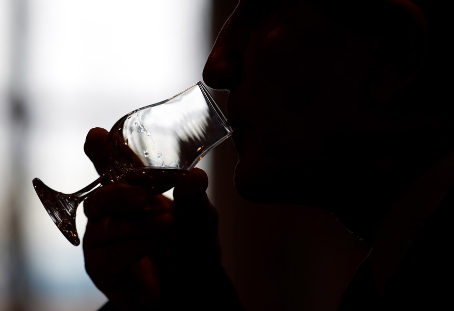 En la imagen de archivo, un hombre prueba un whisky. /EFE