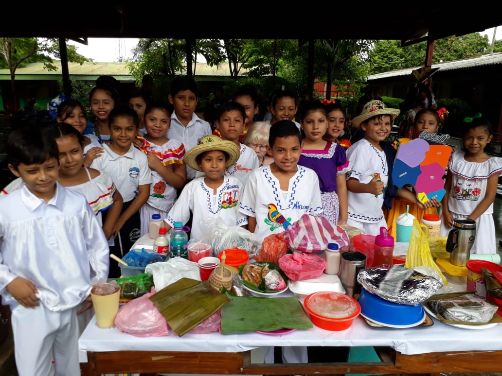 Vestidos con traje de güipil, niños y niñas de los colegios a nivel nacional conmemoraron el Día de la Resistencia Indígena. Foto: Héctor Rosales