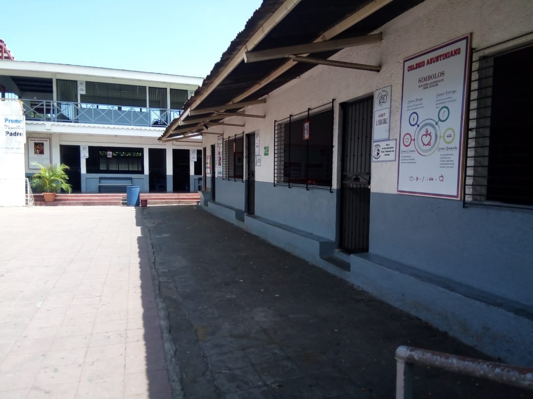Colegio cerrado / Lorenzo Vega