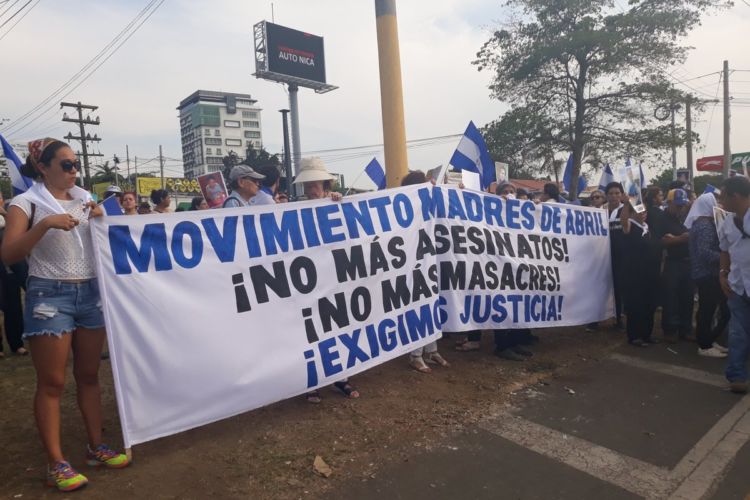 Las mujeres, aglutinadas en el Movimiento Madres de Abril, protestaron en la rotonda Rubén Darío en Managua. Llevaban retratos de sus hijos