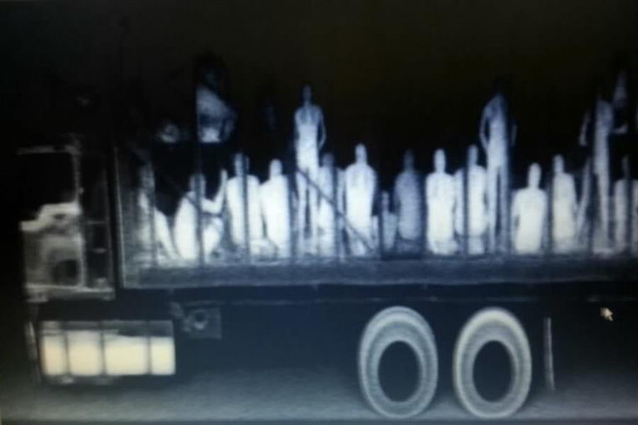 Imagen de archivo de rayos X de un grupo de migrantes que viajaban "en condiciones infrahumanas" en un tractocamión./ EFE