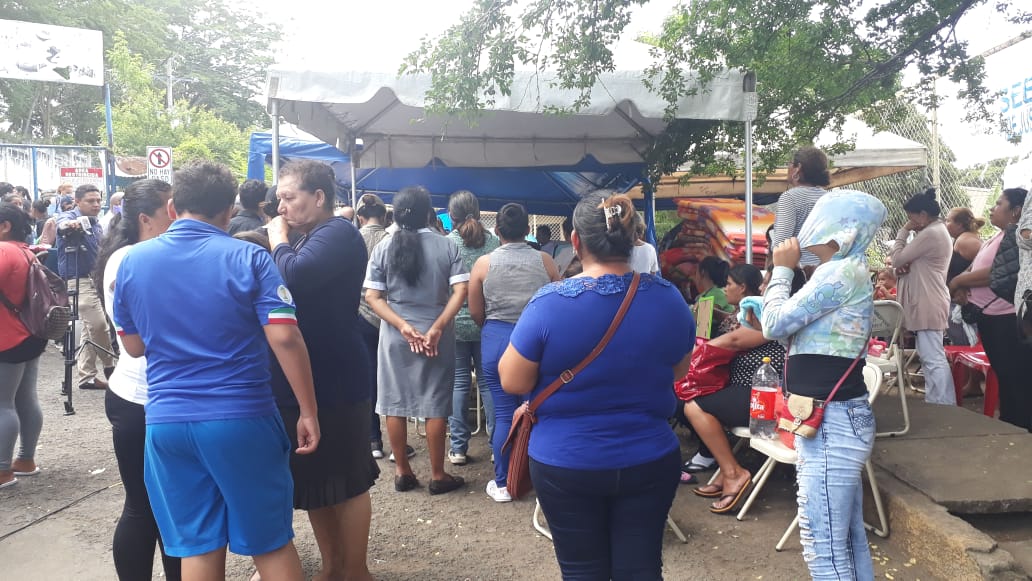 Ambiente en las afueras de Auxilio Judicial este lunes 9 de julio.