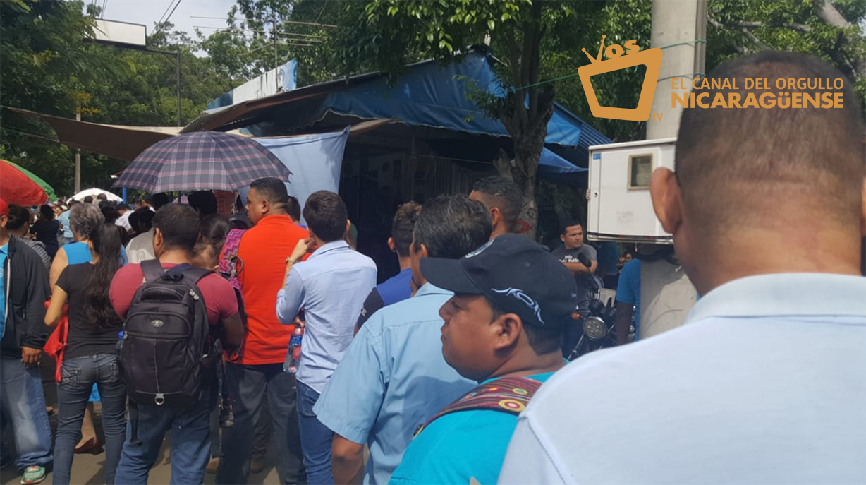 Nicaragüenses haciendo fila en la Dirección de Migración y Extranjería para realizar trámites y poder salir del país. Foto: Jimmy Romero.