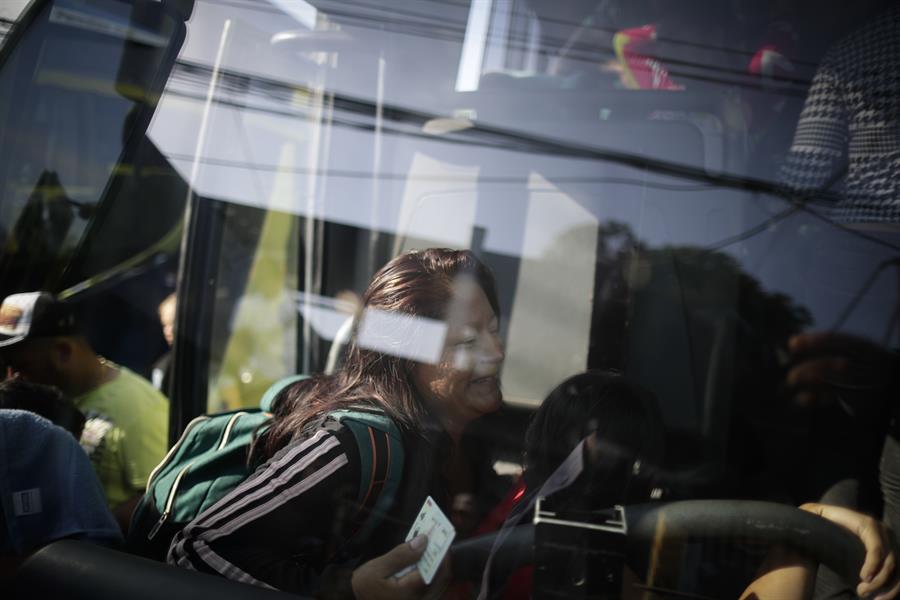 Migrantes en un bus en Panamá, en una fotografía de archivo. /EFE