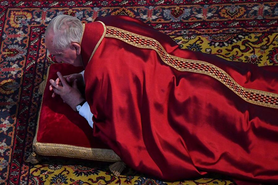Foto de la Semana Santa de 2017 en la que el papa Francisco se postra ante el altar en la ceremonia de la Pasión de Cristo del Viernes Santo./ EFE