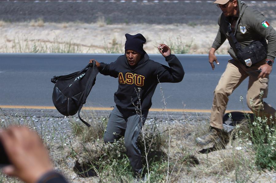 Fotod de archivo de personal del Instituto Nacional de Migración (INM) realizando detenciones de migrantes en Ciudad Juárez, Chihuahua. /EFE