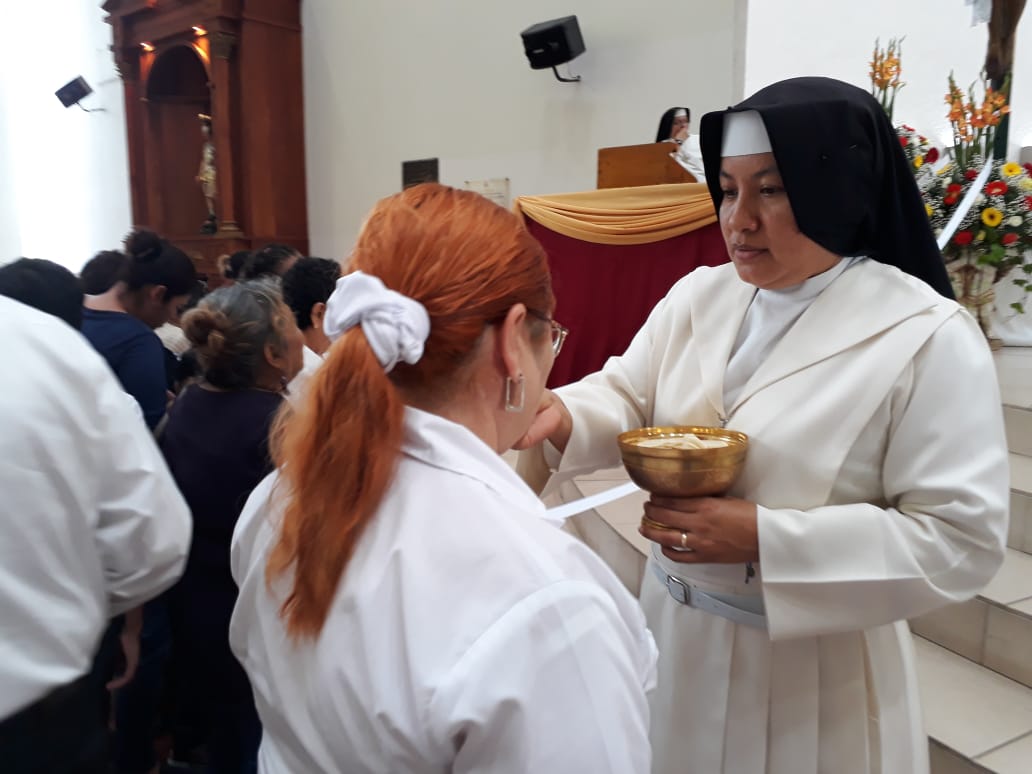 Familias católicas rogaron a Dios que retorne la paz a la nación.