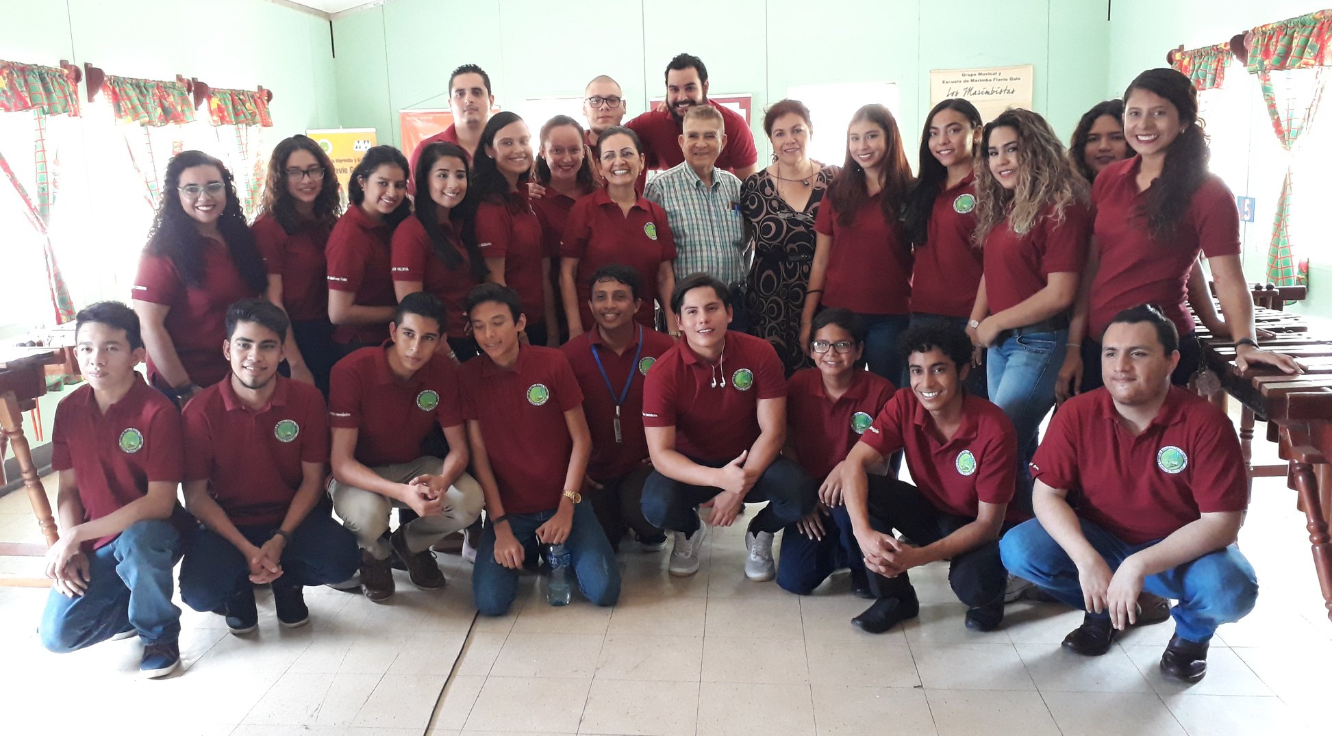 Elizabeth Galo junto a los estudiantes de la escuela Flavio Galo y Oto de la Rocha. Foto: Cortesía