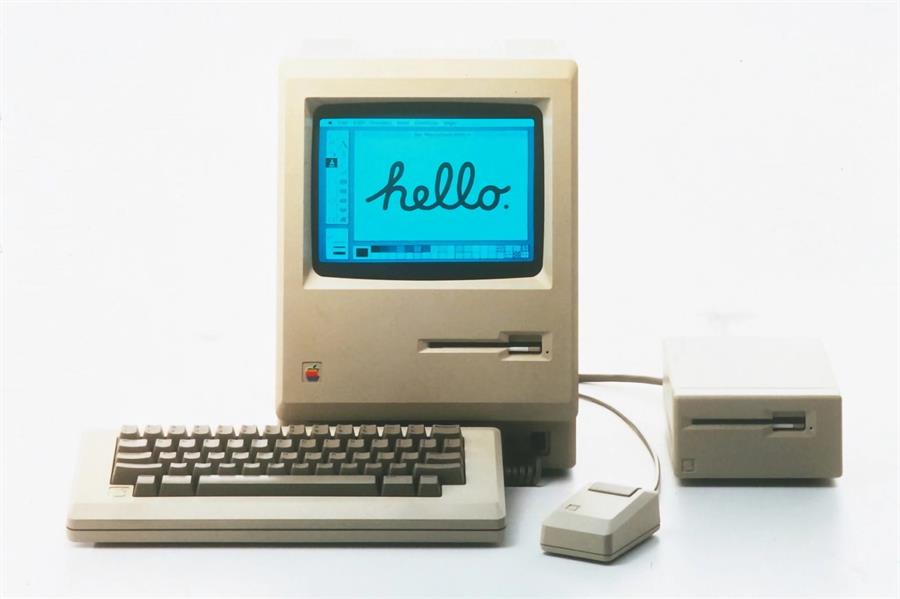 Fotografía cedida por el Computer History Museum (CHM) donde se muestra una computadora personal (PC) Apple Macintosh de 1984. /EFE