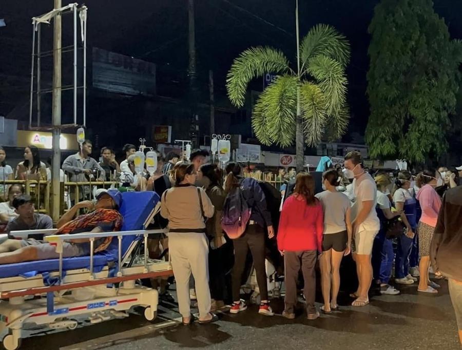 Rescatistas atienden a heridos fuera de un hospital, después del terremoto de magnitud 7.7, en la ciudad de Hinatuan (Filipinas)./ EFE