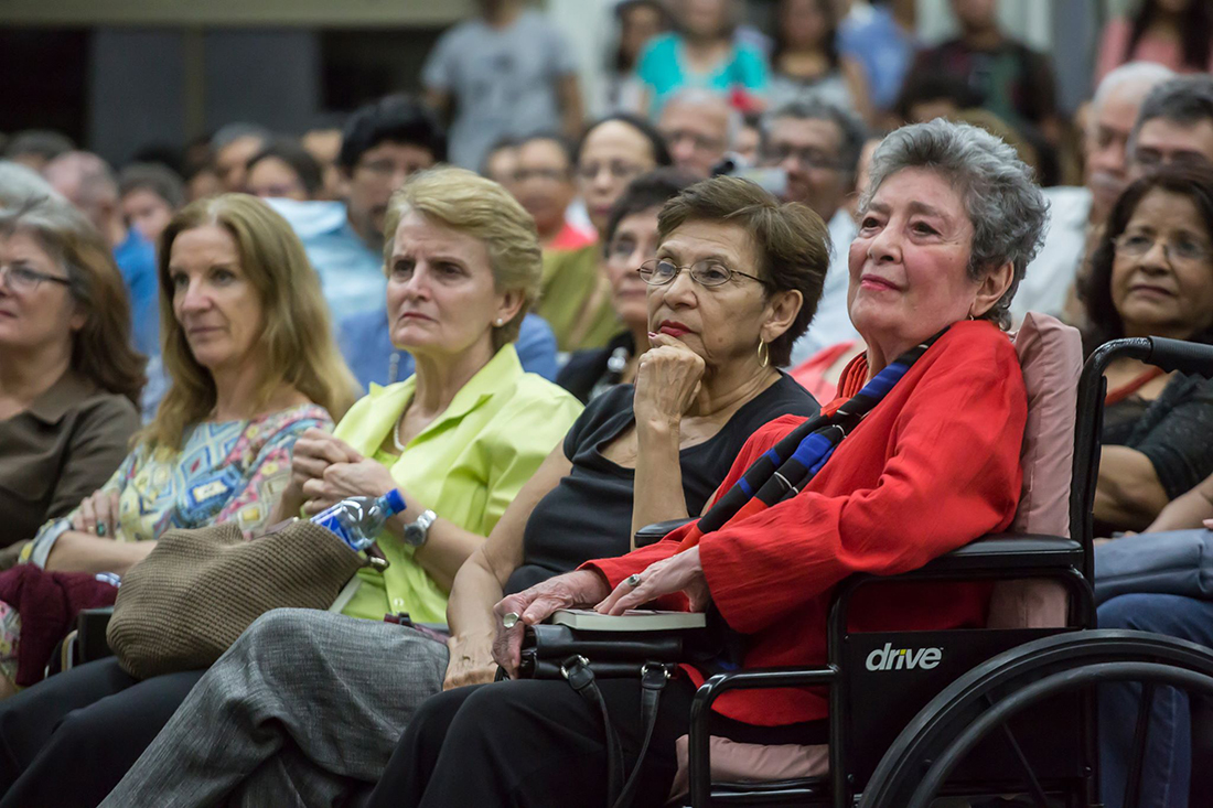 Claribel Alegría (de rojo), escritora nicaragüense, falleció a los 93 años. Foto: Cortesía de Jorge Mejía Peralta