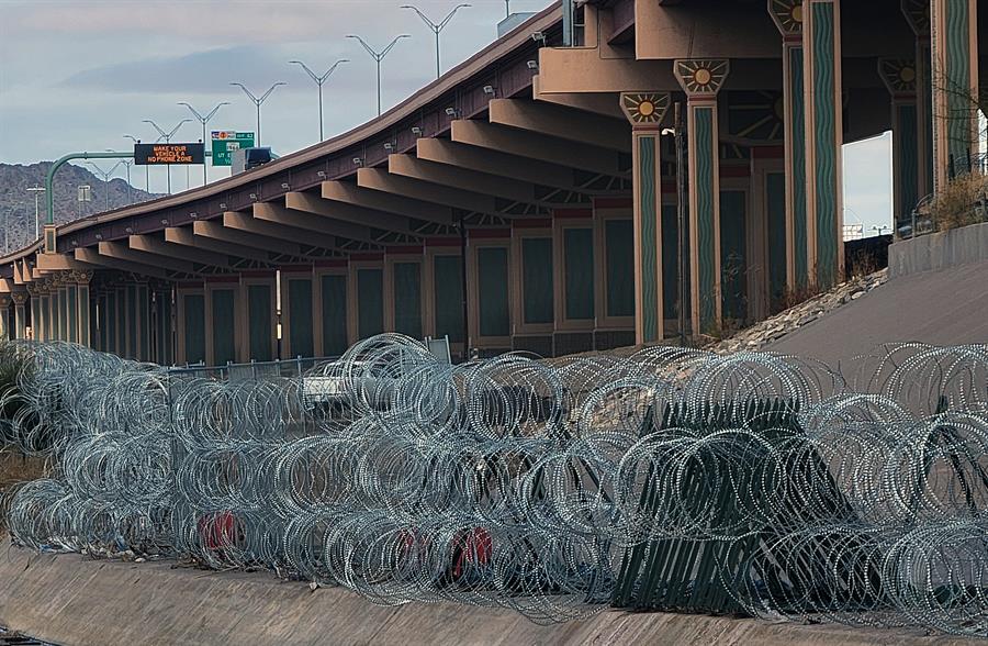 Vista de barricadas de alambre de púas, el 25 de enero de 2024 en el muro fronterizo desde Ciudad Juárez, Chihuahua (México). /EFE