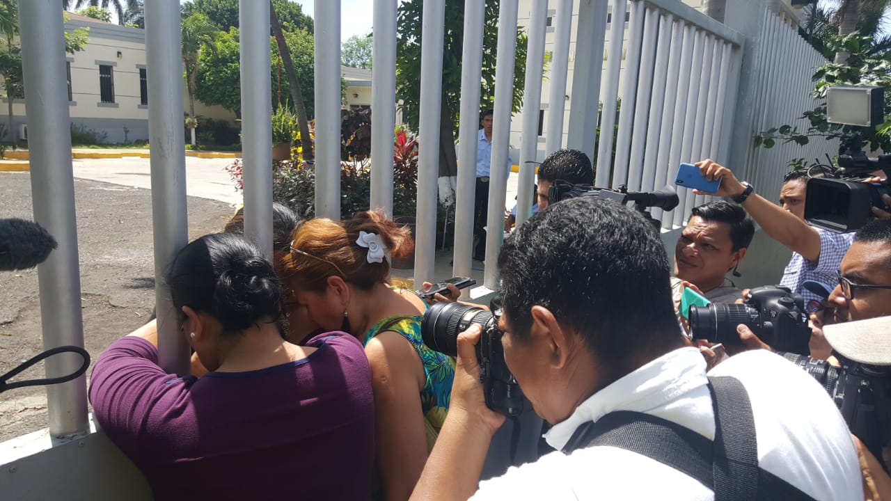 Familiares de joven Welder Rivera Narváez, de 17 años, lloran en las afueras del Instituto de Medicina Legal. Foto: Jimmy Romero