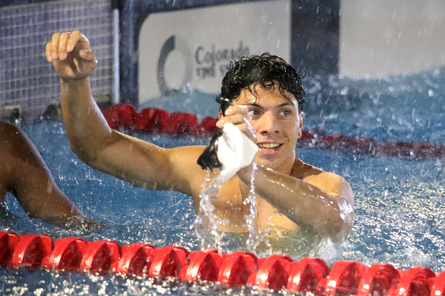 Erick Blandón de Nicaragua celebra al ganar la medalla de oro en los 50 metros dorso este martes./ EFE