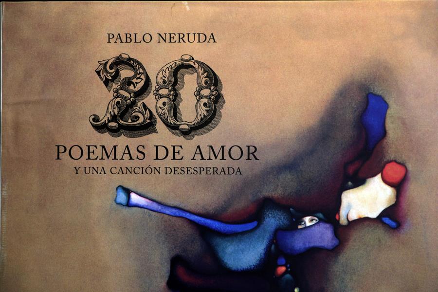 "Veinte poemas de amor y una canción desesperada" en la biblioteca de casa museo "La Chascona" de Pablo Neruda./ EFE