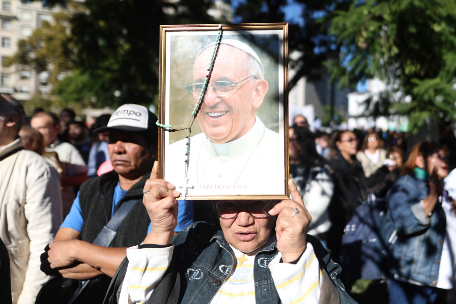 Una mujer sostiene un retrato del papa Francisco durante una caravana en su honor el sábado, al rededor de la Plaza de Mayo en Buenos Aires (Argentina). / EFE