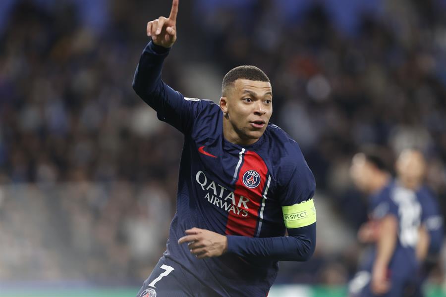 El delantero del PSG Kylian Mbappé es, con un salario bruto de 6 millones de euros al mes, el jugador mejor pagado de la Liga francesa. /EFE