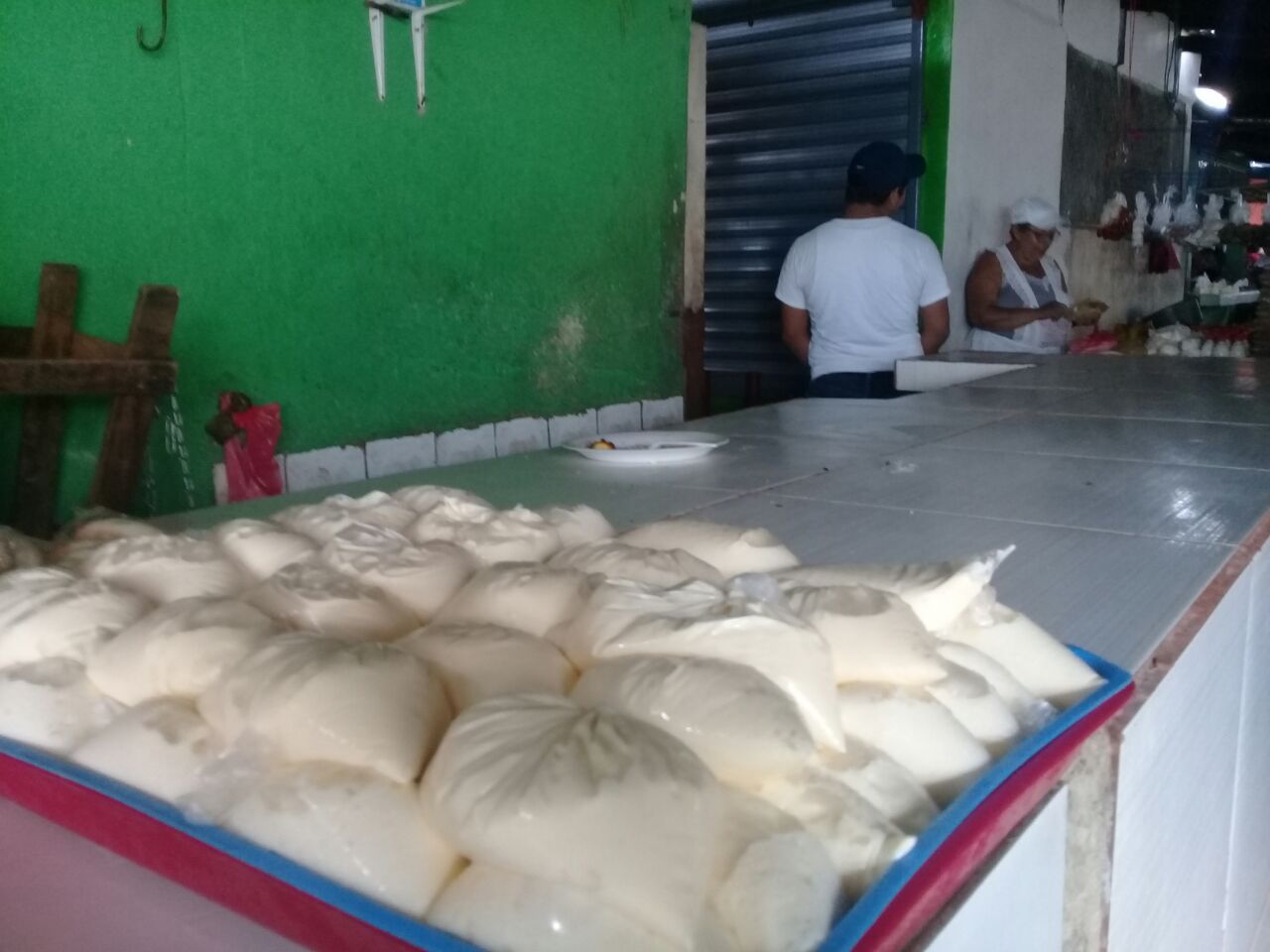 Varios comerciantes de lácteos no ofrecían queso a falta del producto. Foto: Héctor Rosales
