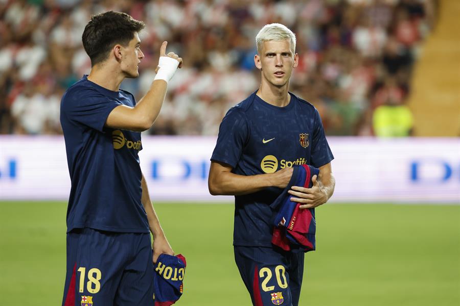 Los jugadores del FC Barcelona Dani Olmo (d) y Pau Víctor durante un calentamiento previo a un partido./ EFE