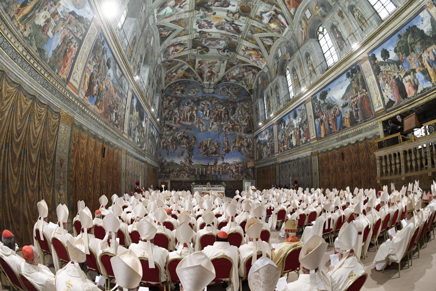 Cardenales electores asistiendo a la misa celebrada por el Papa León XIV en la Capilla Sixtina./ EFE
