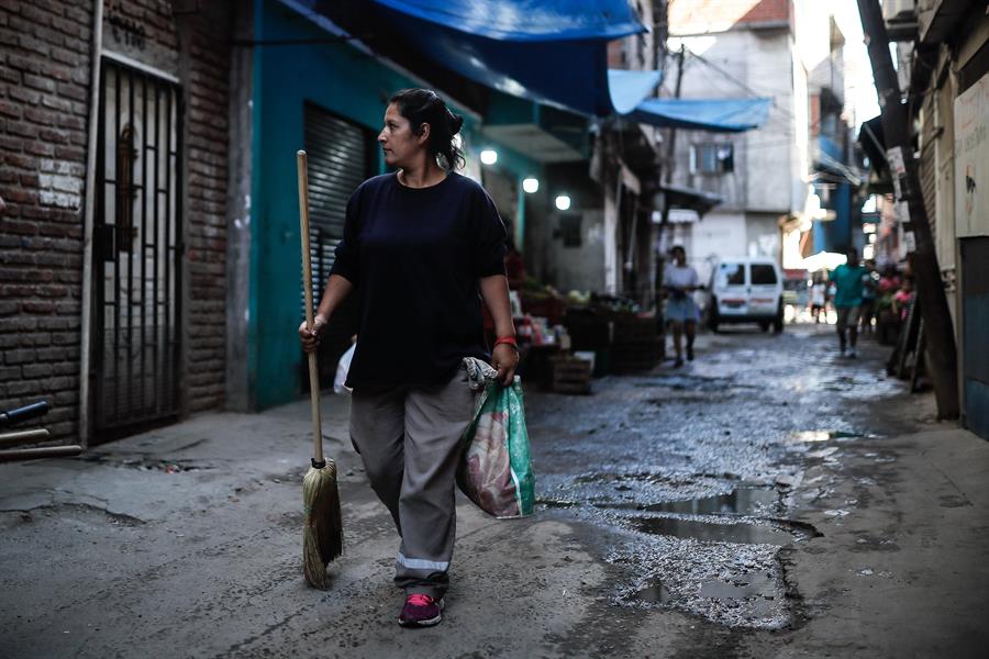 Voluntarios y funcionarios del Gobierno argentino que realizan una limpieza en busca de prevenir la enfermedad del dengue/EFE