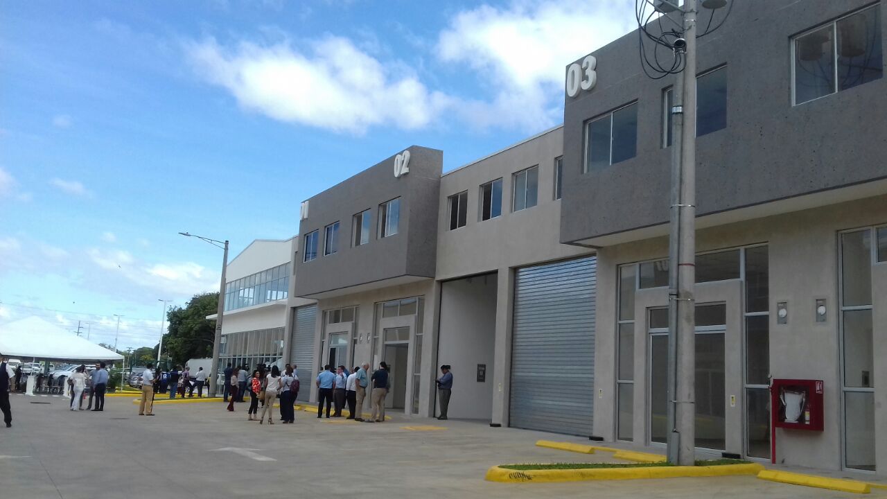 Fachada del nuevo centro empresarial Ofinova. Foto: Héctor Rosales