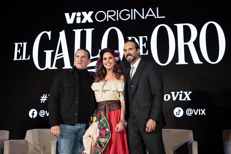 La actriz y cantante mexicana Lucero y los actores mexicanos Plutarco Haza (i) y José Ron (d) posan durante la presentación de la nueva serie de la plataforma ViX "El gallo de oro", en Ciudad de México./ EFE