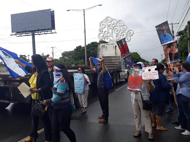 Participantes del plantón frente a la Corte Suprema de Justicia.