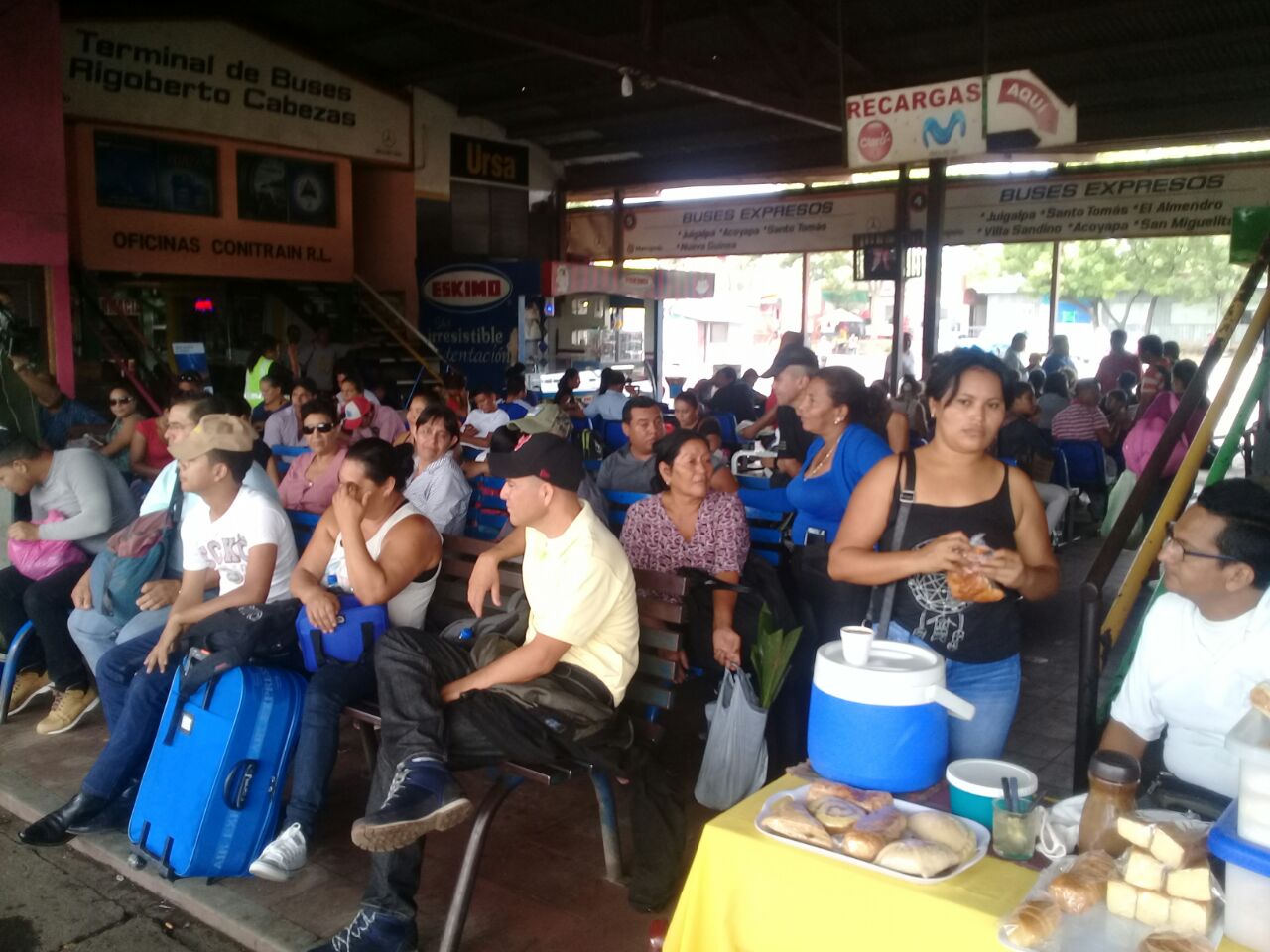 Usuarios de transporte en la terminal del Norte del mercado Mayoreo, esperando un bus que los lleve hacia su destino