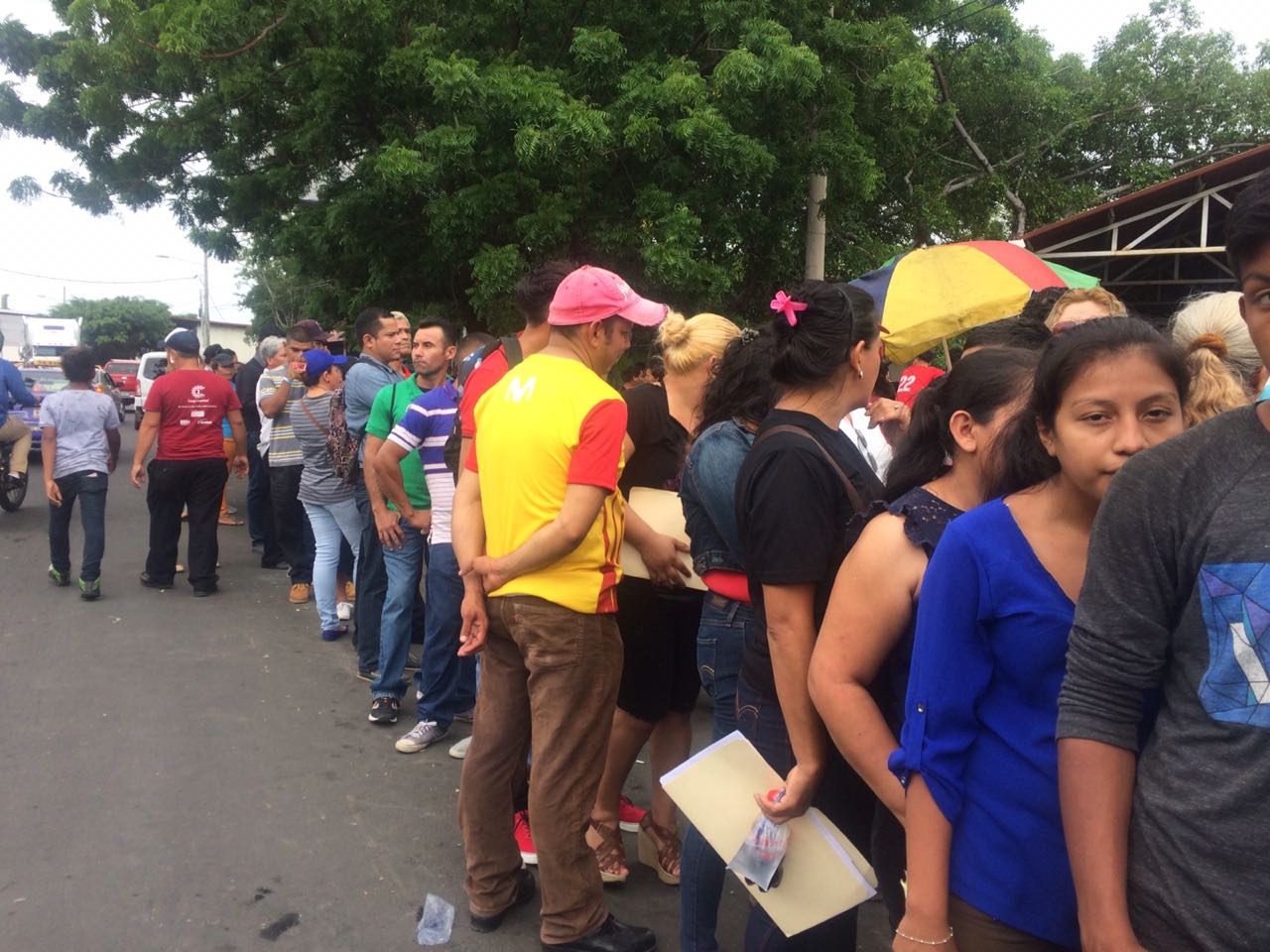 Todos los días, son cientos de nicaragüenses que hacen fila en la Dirección de Migración y Extranjería. Foto: Walkiria Chavarría.