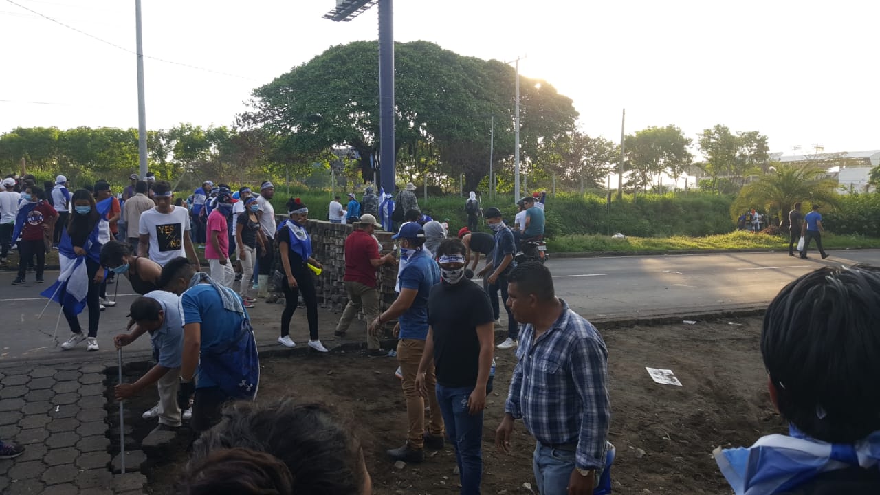 Ciudadanos construyen barricadas tras ataque durante marcha de las Madres de Abril. Foto Cortesía