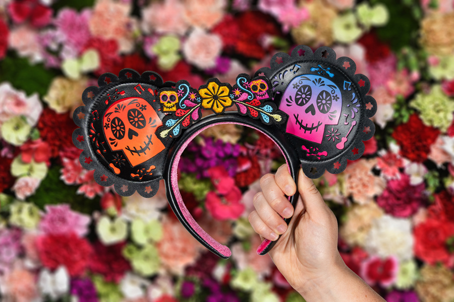 Unas orejas de Mickey decoradas con ornamentos de calaveras mexicanas alusivas a la película animada 'Coco'./ EFE