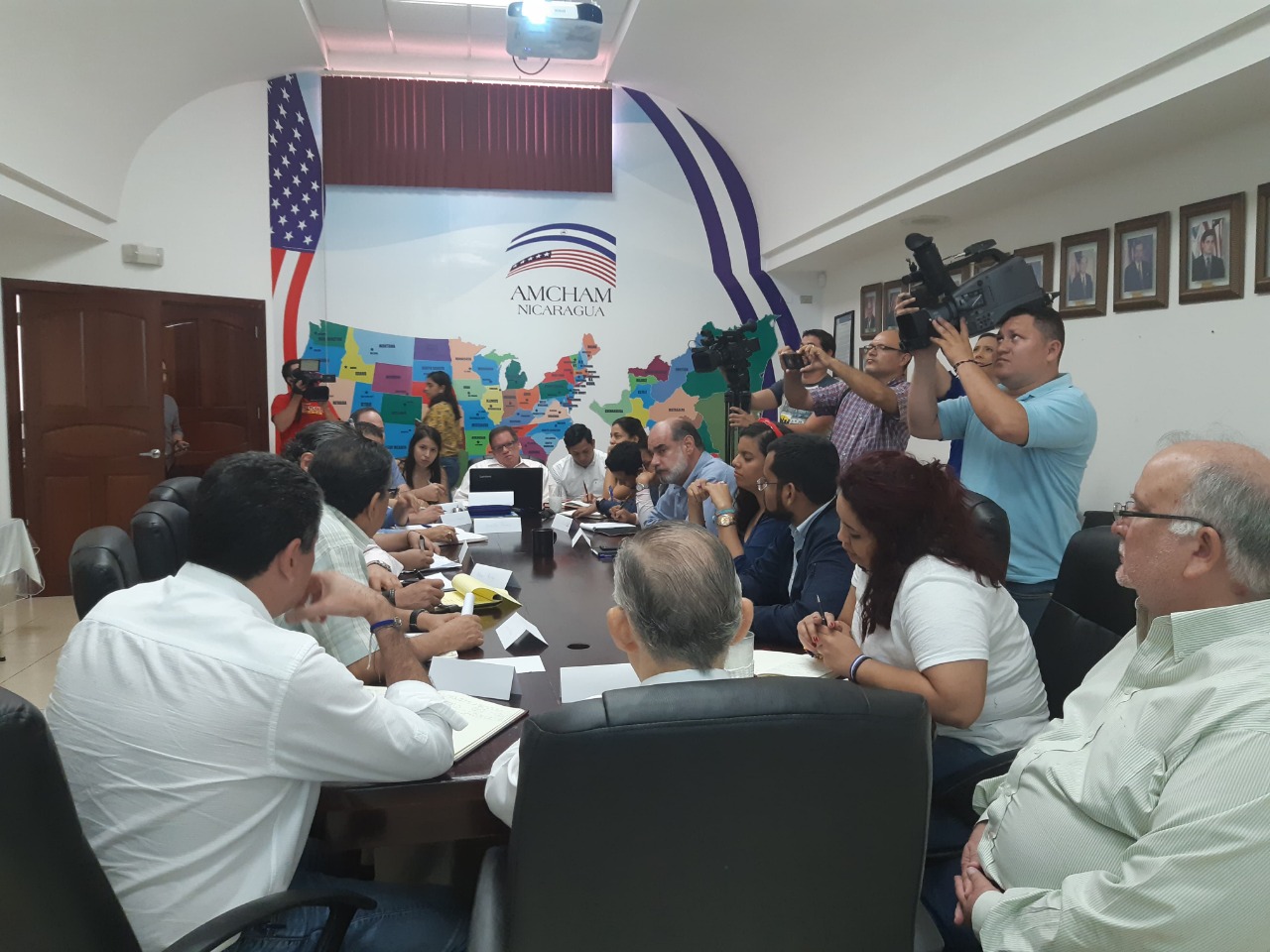 Miembros de la Alianza Cívica reunidos en asamblea.