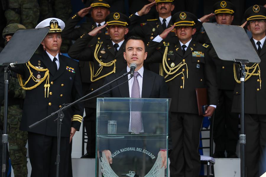 El presidente de Ecuador, Daniel Noboa, participa hoy en un acto de entrega de chalecos, radios, y otros nuevos equipamientos para la Policía./EFE