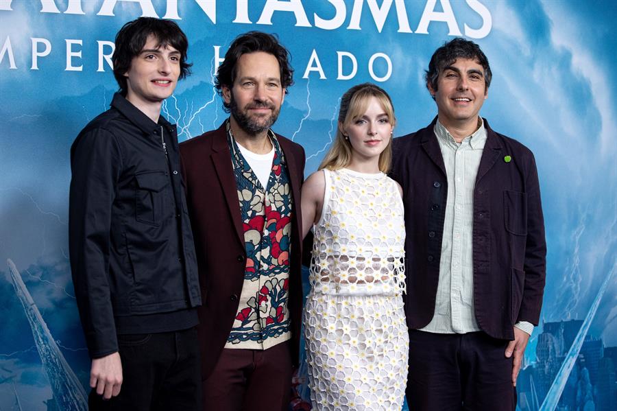 (De izq a der) Los actores Finn Wofhard, Paul Rudd y McKenna Grace y el direcotr de cine Gil Kenan posan durante la presentación del estreno de "Cazafantasmas: el imperio helado"./ EFE