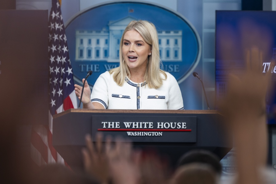 La portavoz de la Casa Blanca, Karoline Leavitt, atiende a la prensa en Washington./ EFE