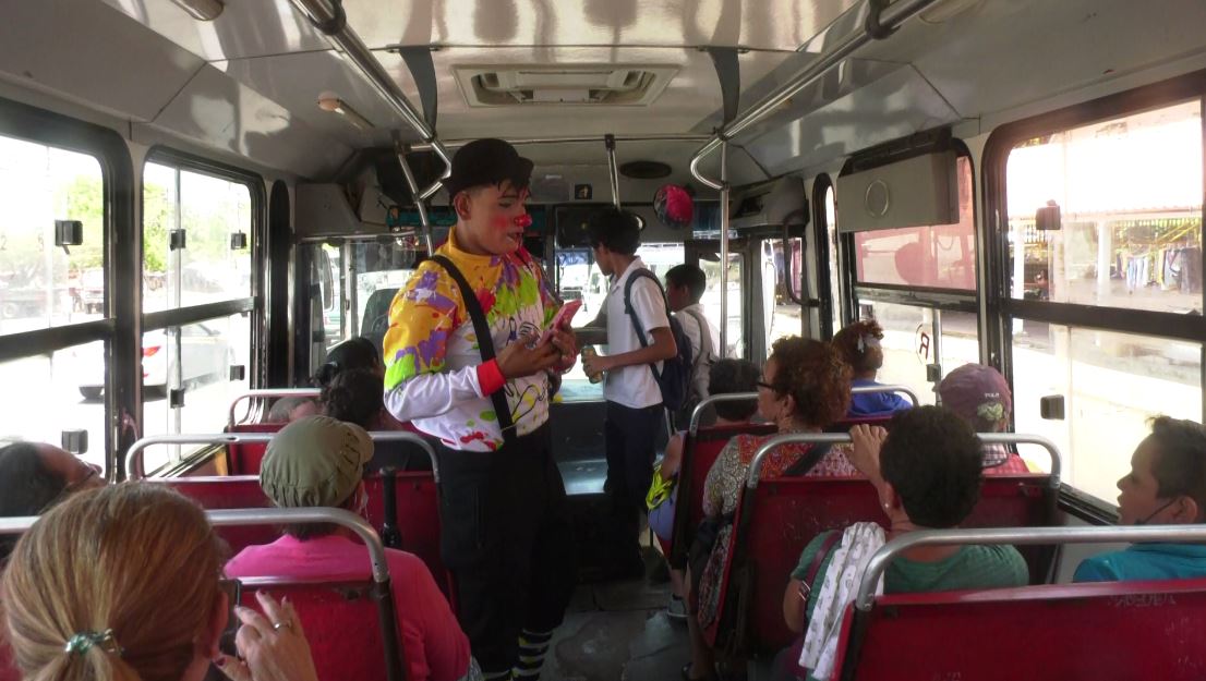 Un artista hace su show en una unidad de transporte público. Foto: Ernesto Alaniz / VOS TV