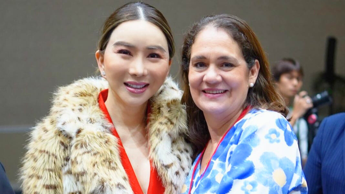 La propietaria de la organización Miss Universo, la tailandesa Jakapong Jakrajutatip junto a Karen Celebertti./cortesía