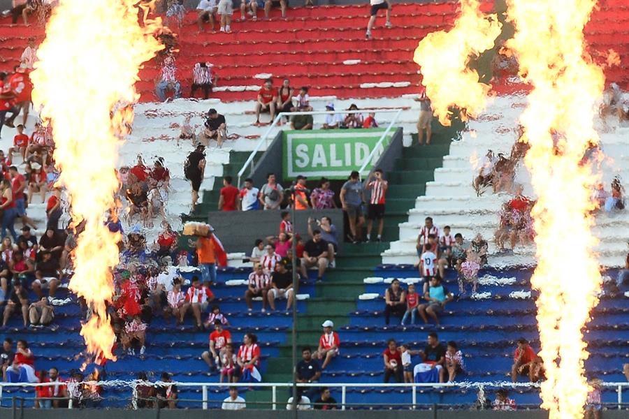 Hinchas de Paraguay en el estadio Defensores del Chaco en Asunción (Paraguay), en una fotografía de archivo. /EFE