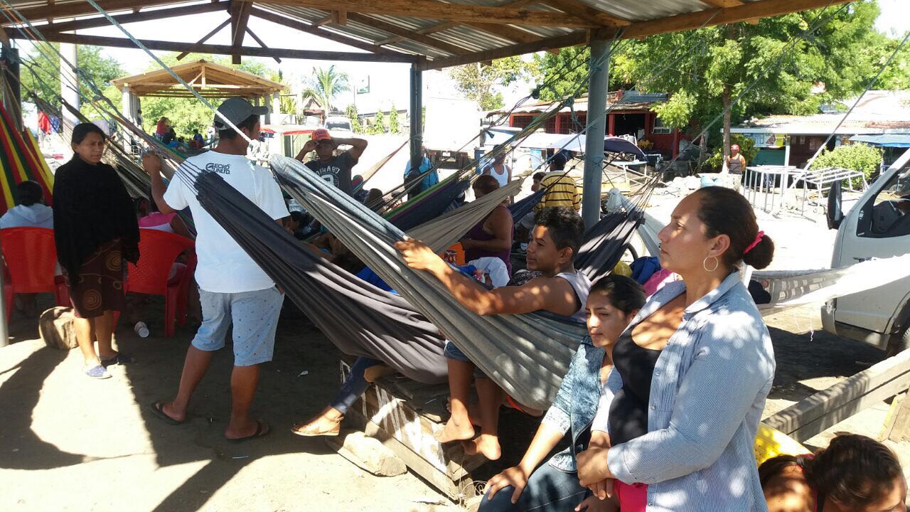 Familiares de los tripulantes se mantienen en la costa en espera de respuesta