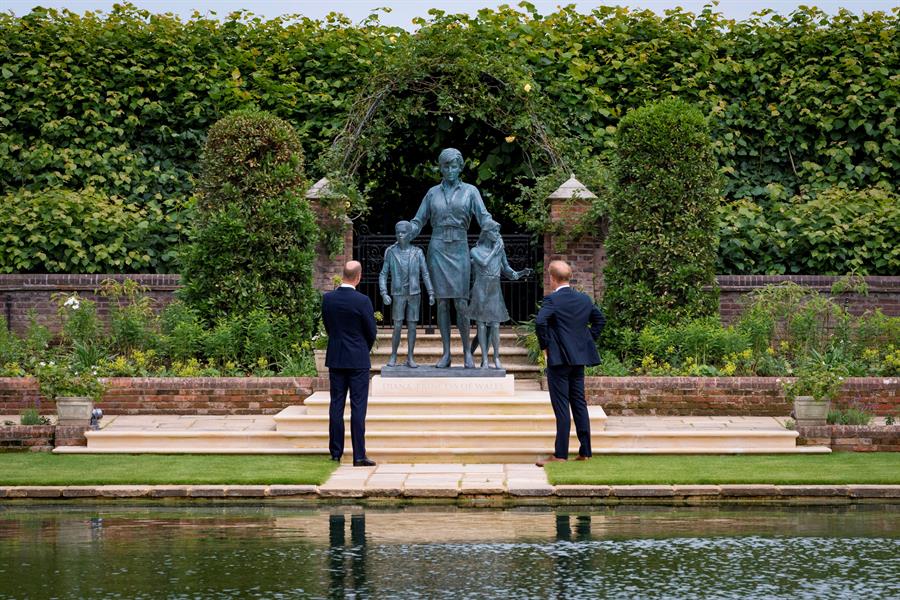Los príncipes Guillermo y Enrique desvelan una estatua cerca del palacio de Kensington en honor a su madre, Diana de Gales, que este jueves 1 de julio, habría cumplido 60 años / EFE