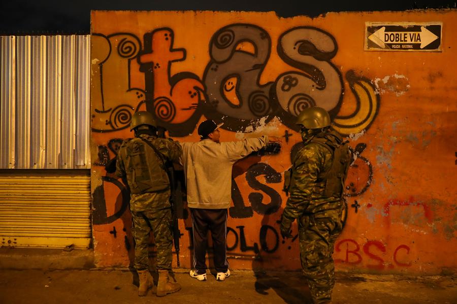 Militares ecuatorianos en un operativo de control de armas en Quito, Ecuador, en una fotografía de archivo. /EFE